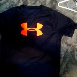 Boys polyester under armour t-shirt size xl.